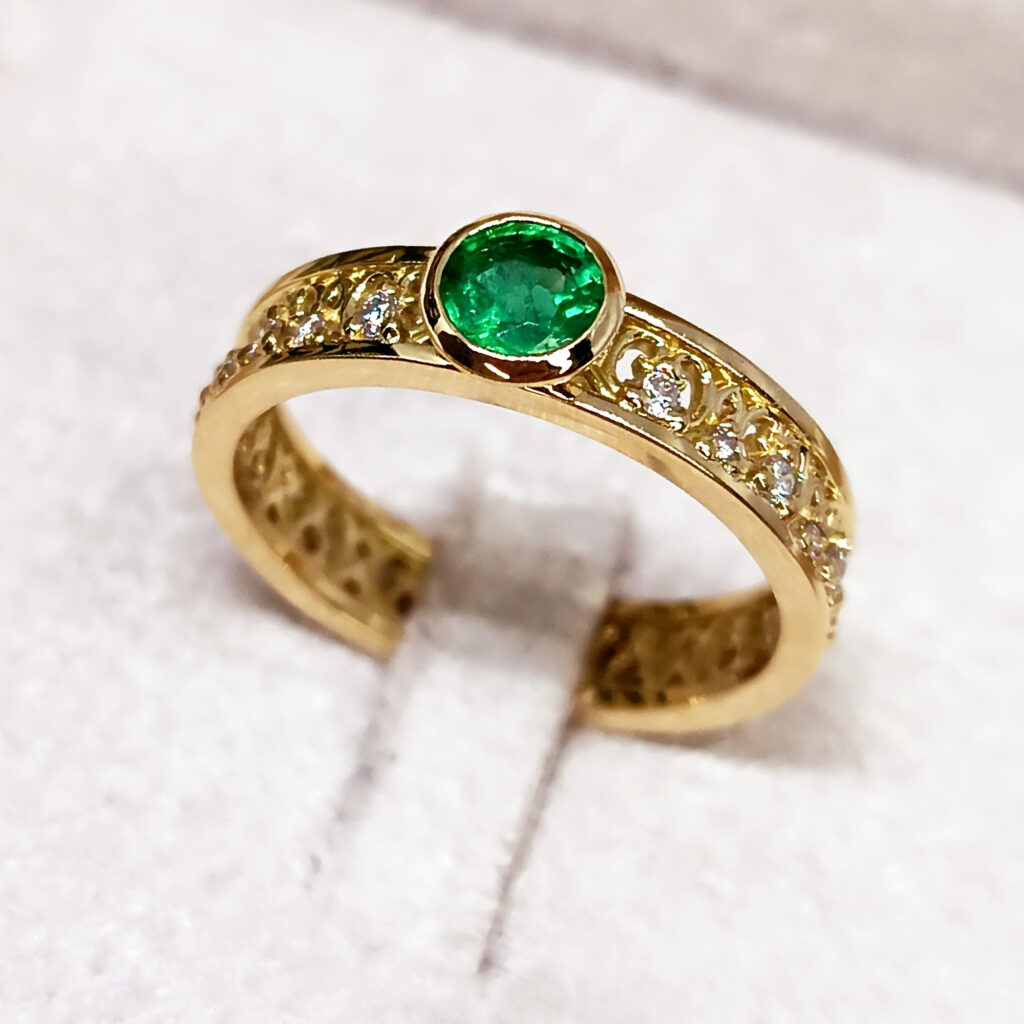 anel de formatura esmeralda 