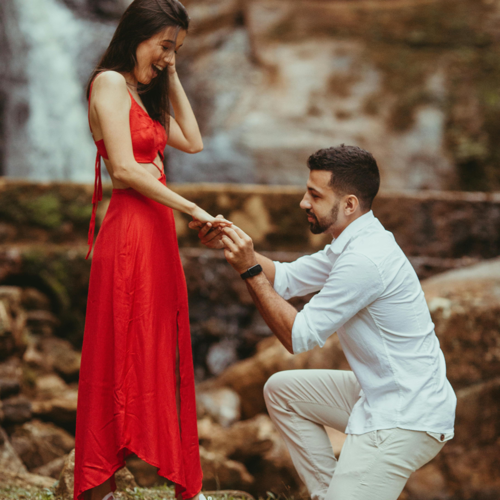 pedido de casamento na cachoeira com aliança de noivado