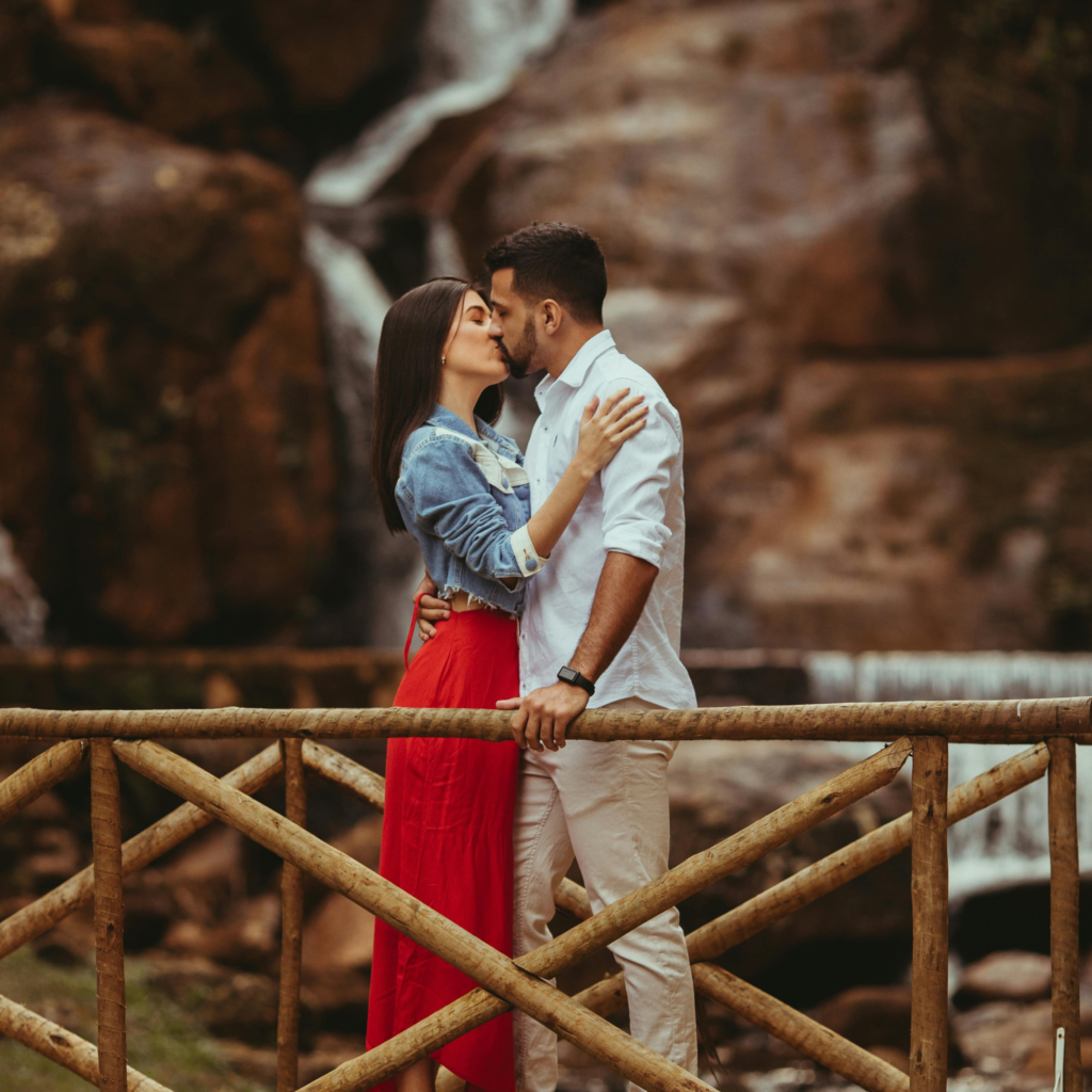 pedido de casamento na cachoeira com anel incrível personalizado solitario para noivado